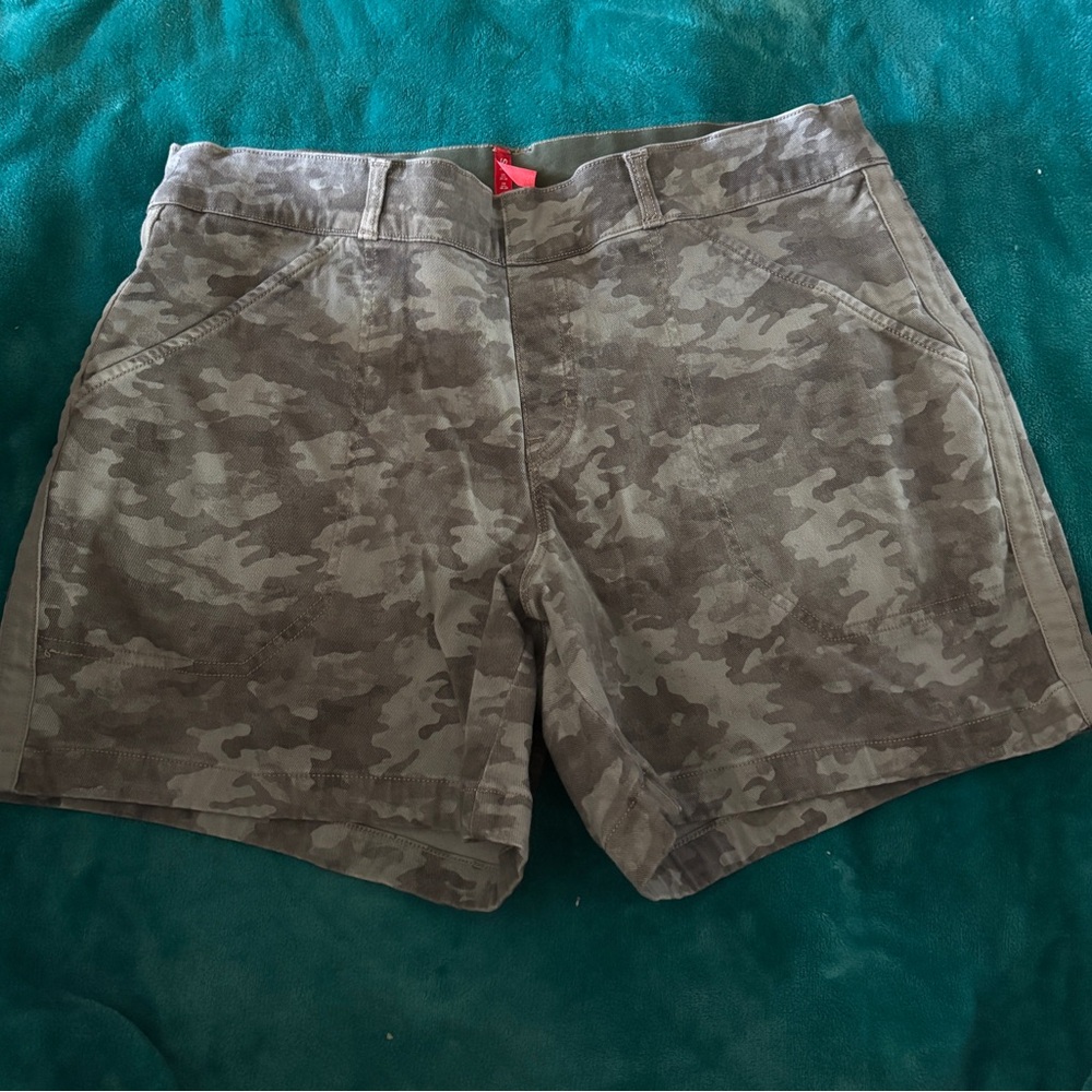 Woman's Camouflage Utility Shorts - Olive Green